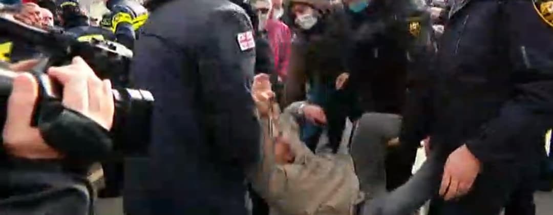 სასამართლოს მიმდებარე ტერიტორიაზე მიხეილ სააკაშვილის მხარდამჭერების დაკავებები მიმდინარეობს