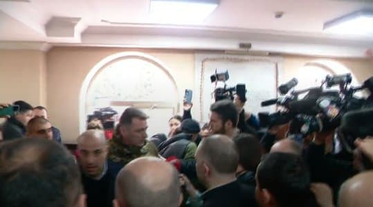 საქალაქო სასამართლოში აქციაზე დაკავებულების პროცესი ხმაურის და დაპირისპირების ფონზე მიმდინარეობს