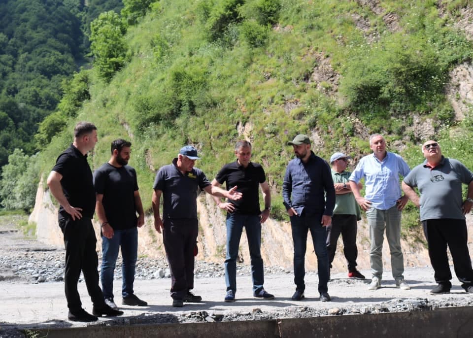 სოფელ ღებში ორი სახიდე გადასასვლელის მშენებლობა მიმდინარეობს