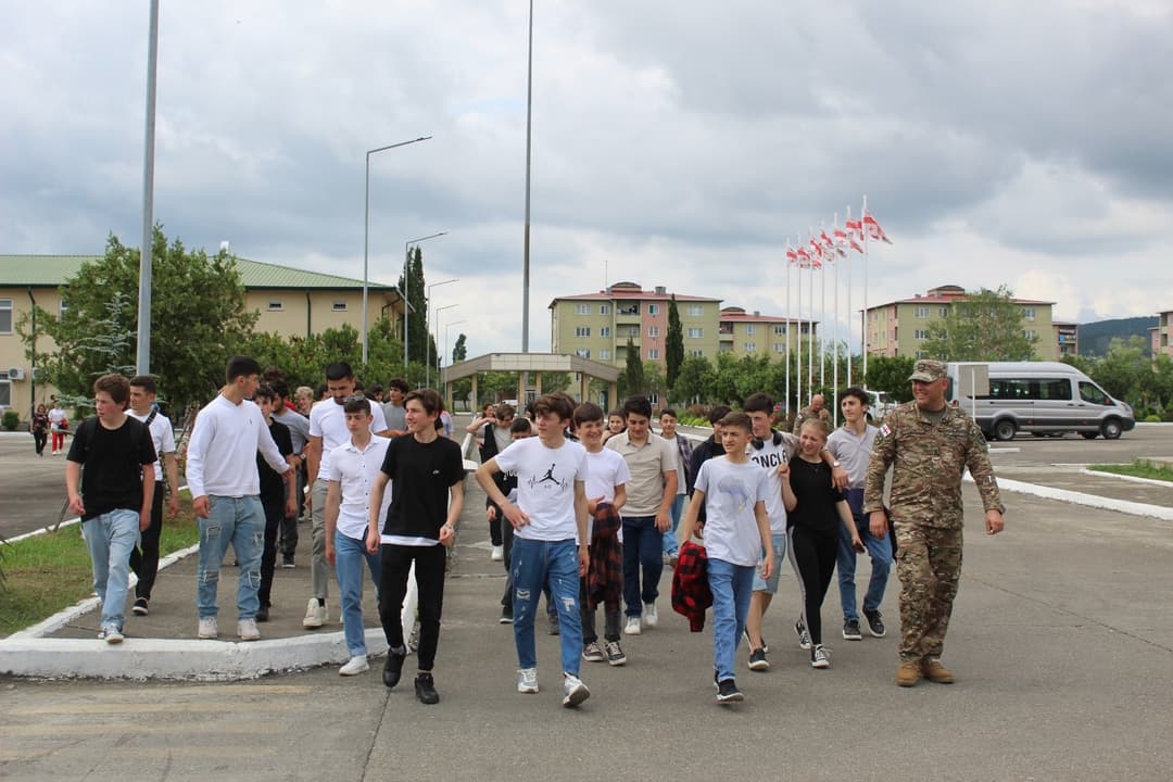 სენაკის სამხედრო ბაზაზე სკოლის მოსწავლეებისთვის ღია კარის დღე გაიმართა