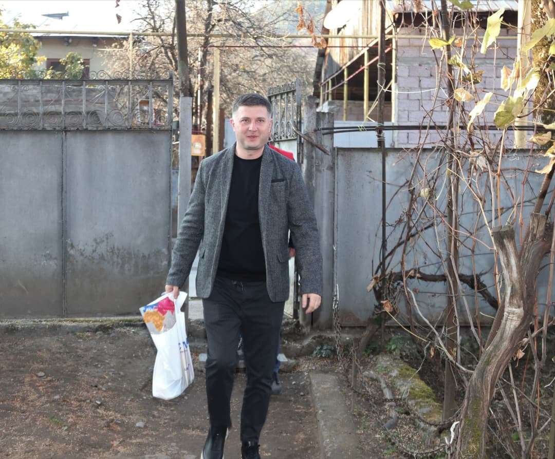 ონის მუნიციპალიტეტში მცხოვრებ სოციალურად დაუცველ უსინათლო და ეტლით მოსარგებლე პირებს მერმა სასურსათე პაკეტები გადასცა