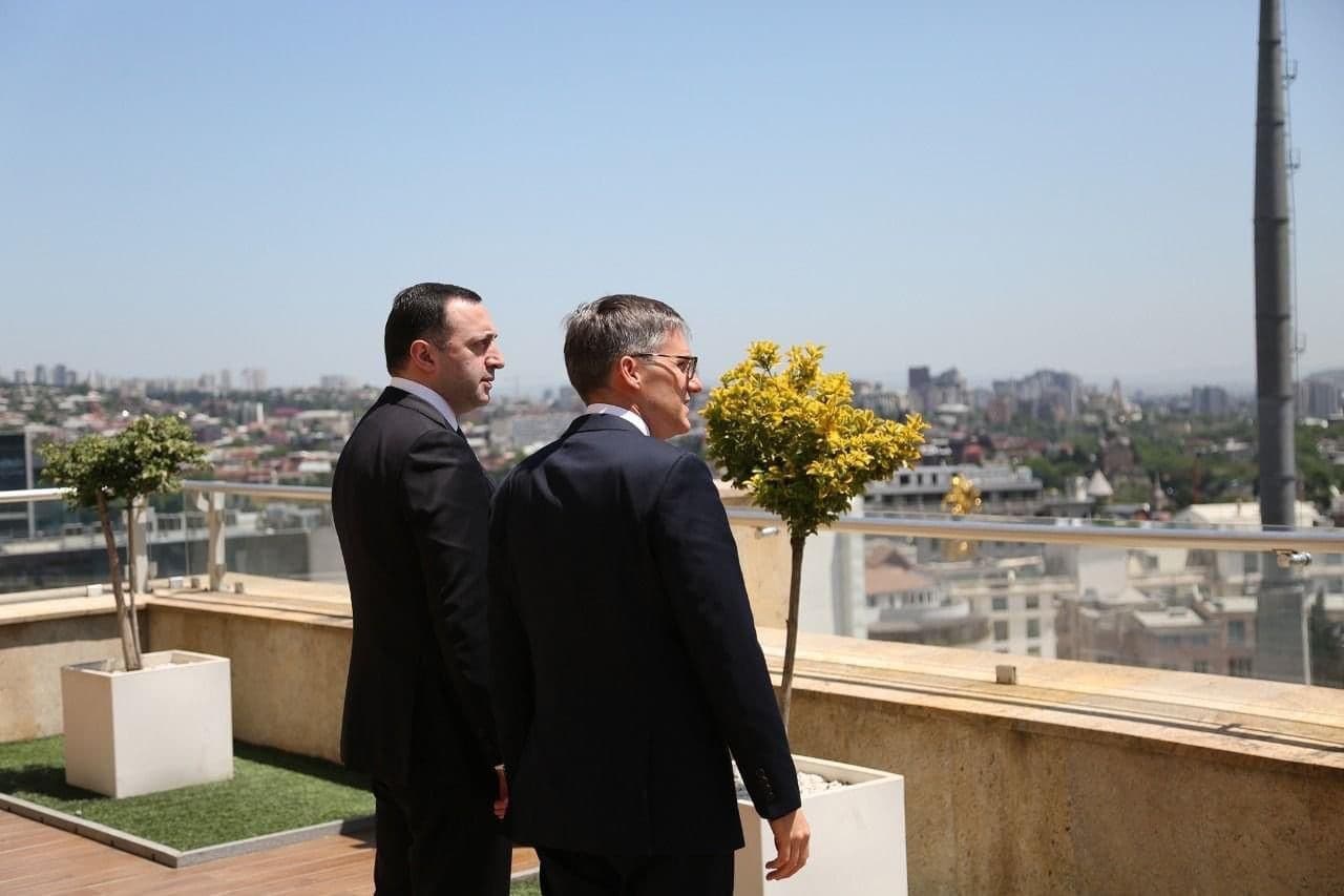 Frontnews image description