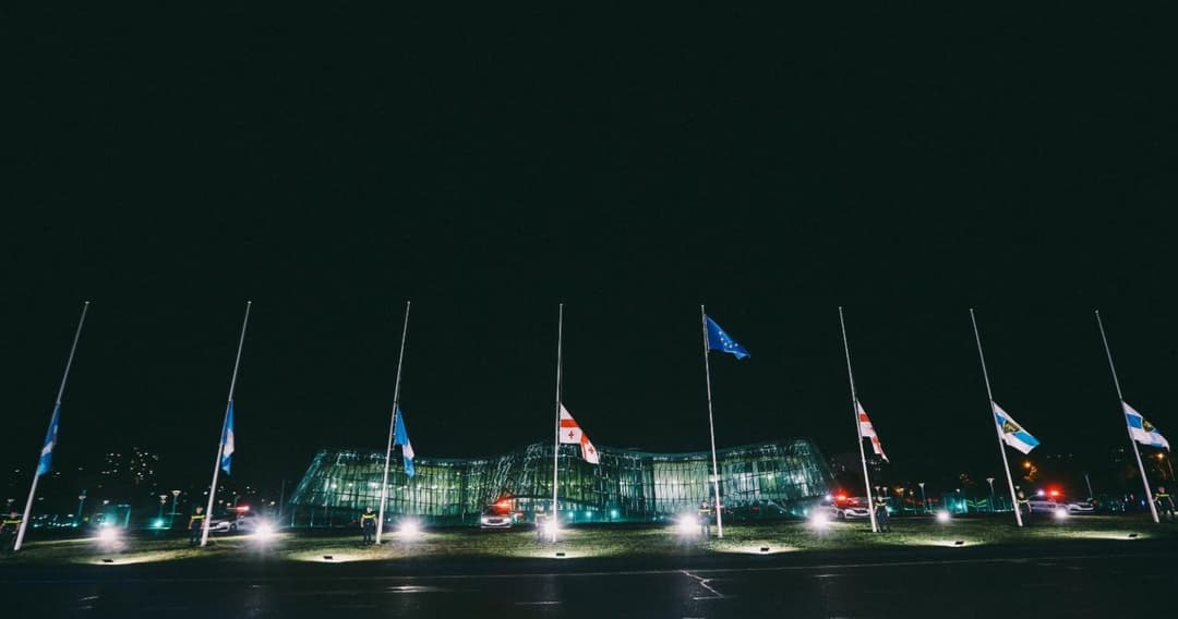 შსს-ს ყველა ადმინისტრაციულ შენობაზე სახელმწიფო დროშები დაშვებულია