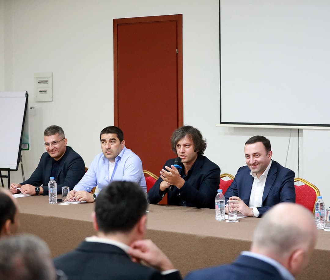 კაჭრეთში საპარლამენტო უმრავლესობის და სამთავრობო გუნდის გასვლითი სამუშაო შეხვედრა გაიმართა