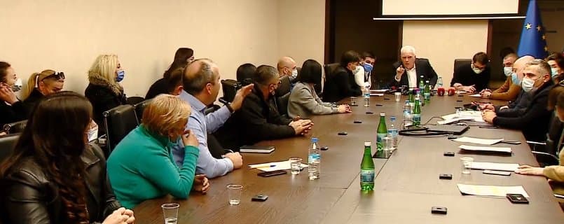 თბილისის საკრებულოში ხმაური და სიტყვიერი დაპირისპირება რამდენიმე საათის განმავლობაში გაგრძელდა