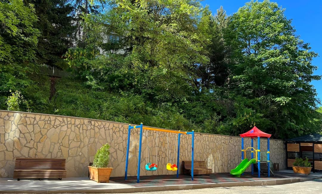 ბორჯომის მერიის დაფინანსებით, შანიძის ქუჩის N 24-ში, სკვერის მოწყობა დასრულდა