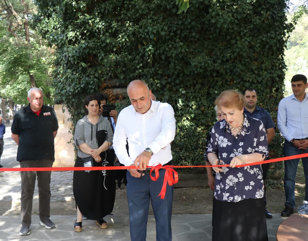 ბორჯომში, რუსთაველის ქუჩაზე მდებარე სკვერს მიხეილ თვაურის სახელი მიენიჭა