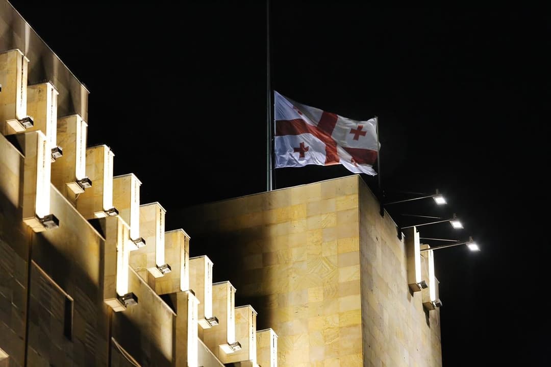 სოხუმის დაცემის დღესთან დაკავშირებით მთავრობის ადმინისტრაციის შენობაზე სახელმწიფო დროშა დაეშვა