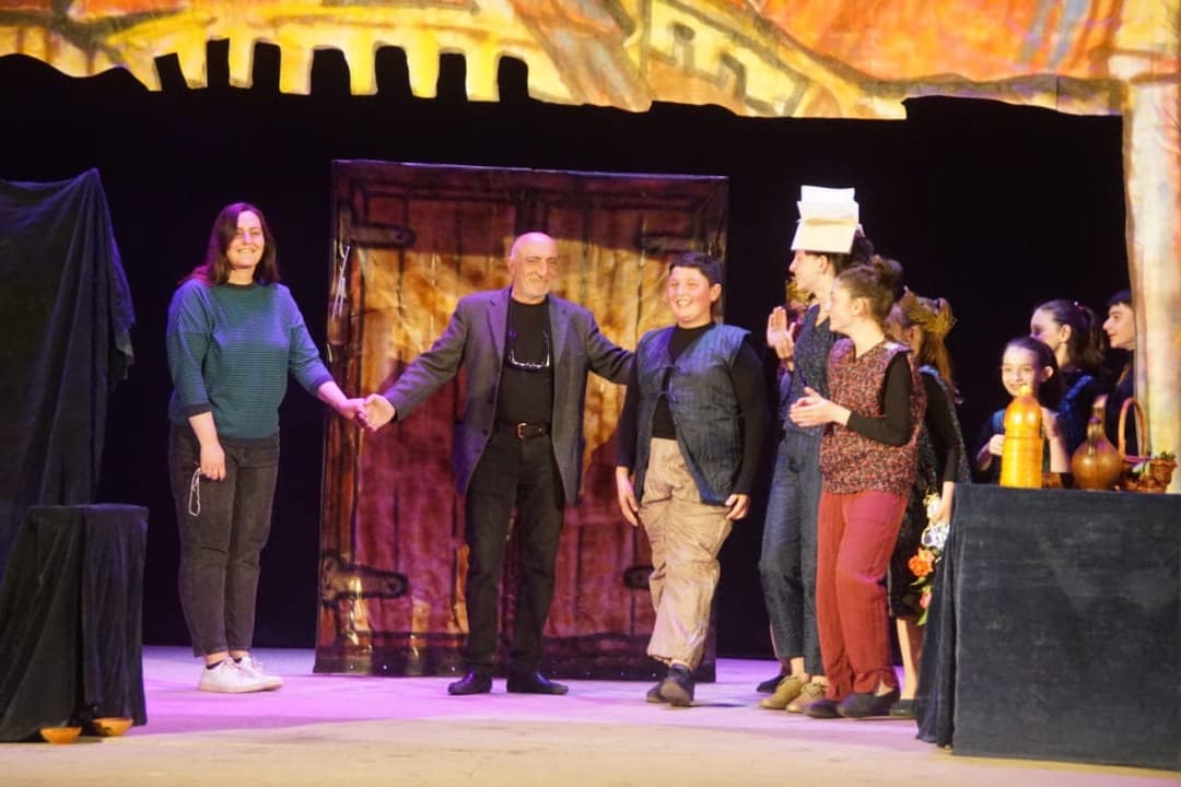 ონის გიგა ჯაფარიძის სახელობის კულტურის სახლის დიდ სცენაზე სპექტაკლის პრემიერა გაიმართა