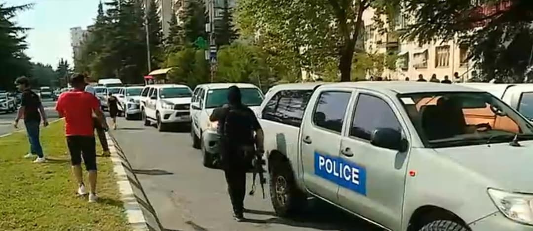 არსებული ინფორმაციით, ქუთაისში, “საქართველოს ბანკის“ ფილიალიდან სამი მძევალი გათავისუფლდა