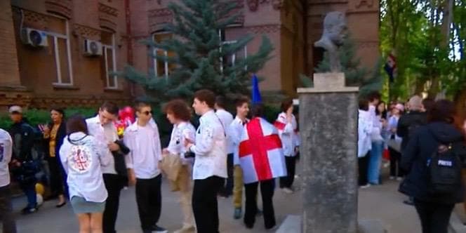 სტუდენტები და მე-12 კლასელები მსვლელობას გამართავენ