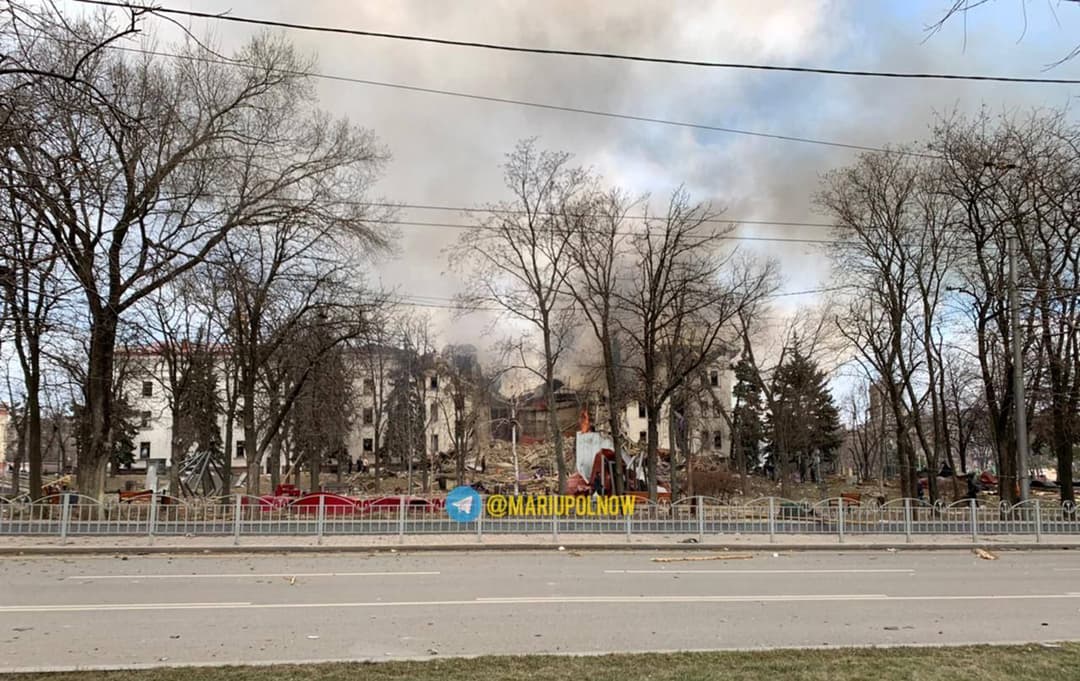 რუსებმა მარიუპოლის თეატრი დაბომბეს, რომელსაც ასობით ადამიანი აფარებდა თავს