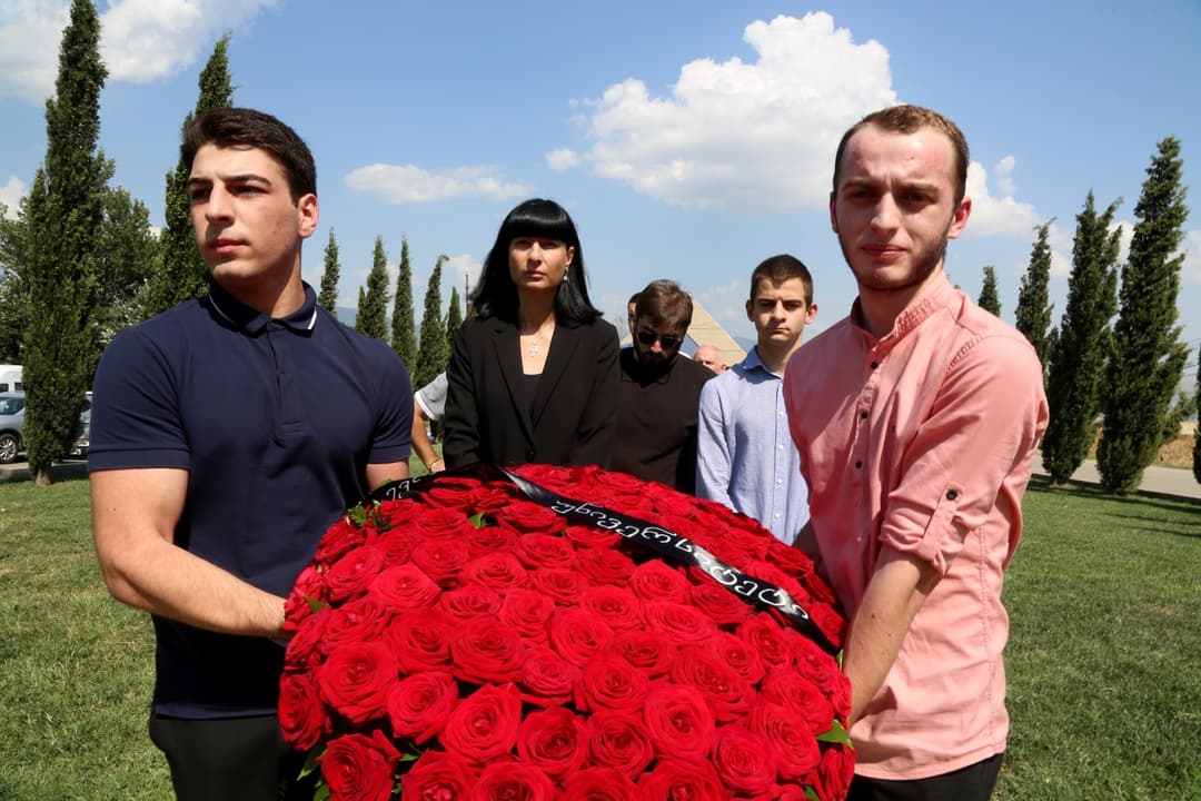 “ევროპის უნივერსიტეტის” რექტორმა აგვისტოს ომში დაღუპულ გმირებს პატივი მიაგო