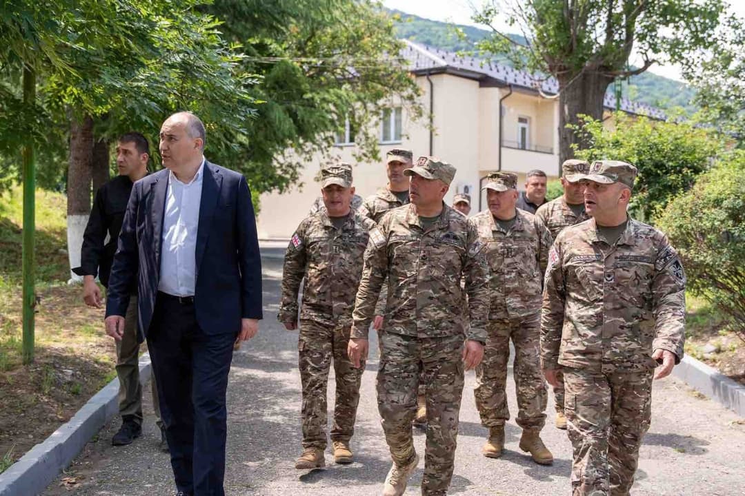 თავდაცვის მინისტრმა საგურამოში სამხედრო ბაზაზე ინფრასტრუქტურული სამუშაოები დაათვალიერა