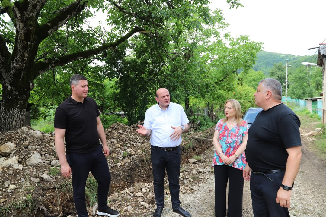 ჩხარის ადმინისტრაციულ ერთეულში, ცენტრალური წყალსადენის დებეტის გაზრდის მიზნით, მიმწოდებელი მაგისტრალის და სატუმბი სადგურის მშენებლობა მიმდინარეობს