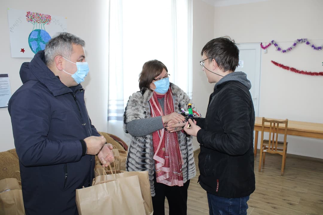 თერჯოლის მუნიციპალიტეტის მერმა შშმ ბავშვთა სასწავლო-სარეაბილიტაციო დღის ცენტრის აღსაზრდელებს საჩუქრები გადასცა