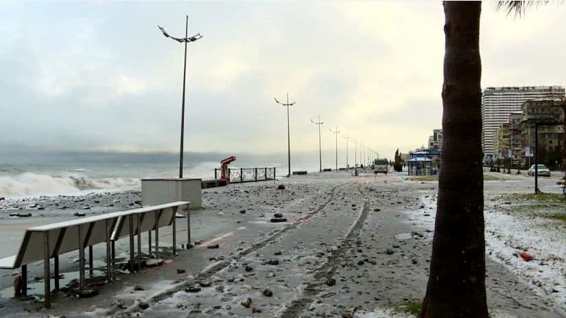 შტორმმა ბათუმის ბულვარში ინფრასტრუქტურა დააზიანა