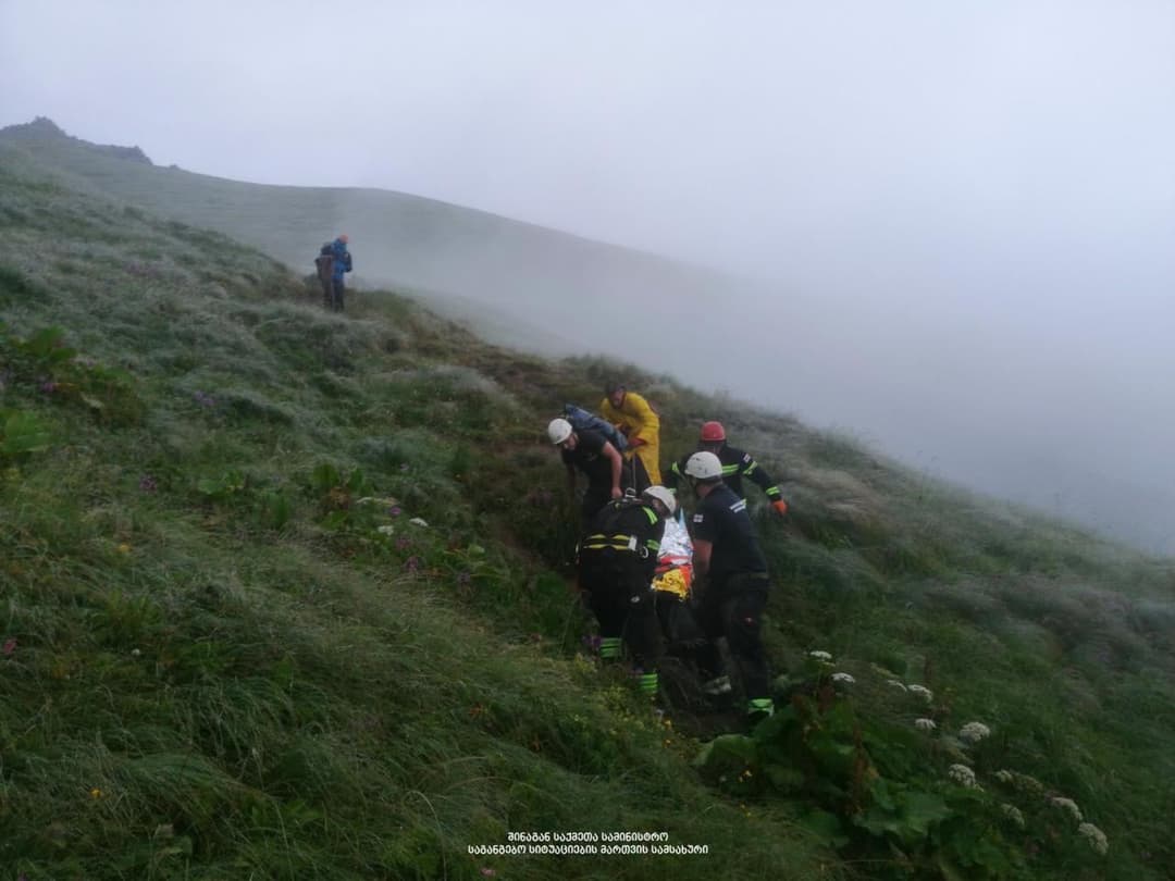 მაშველებმა დაშავებულ ტურისტს დახმარება აღმოუჩინეს