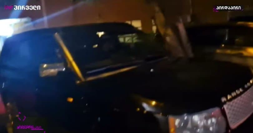 “TV პირველის” ინფორმაციით, მათი ტელეკომპანიის შენობასთან ორი მანქანა იყო ჩასაფრებული