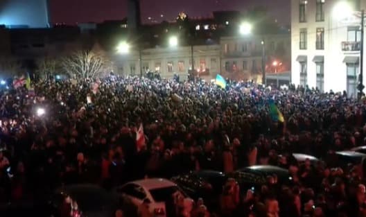 მთავრობის კანცელარიასთან მასშტაბური საპროტესტო აქცია იმართება