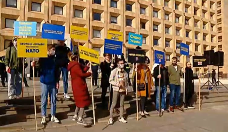 მთავრობის ადმინისტრაციასთან უკრაინის მხარდამჭერი აქცია იმართება