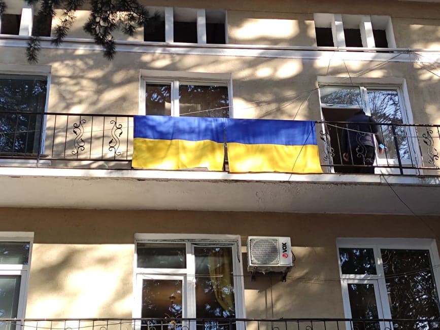 ადმინისტრაციულ შენობებზე ოპოზიციამ უკრაინის დროშები გადმოფინა