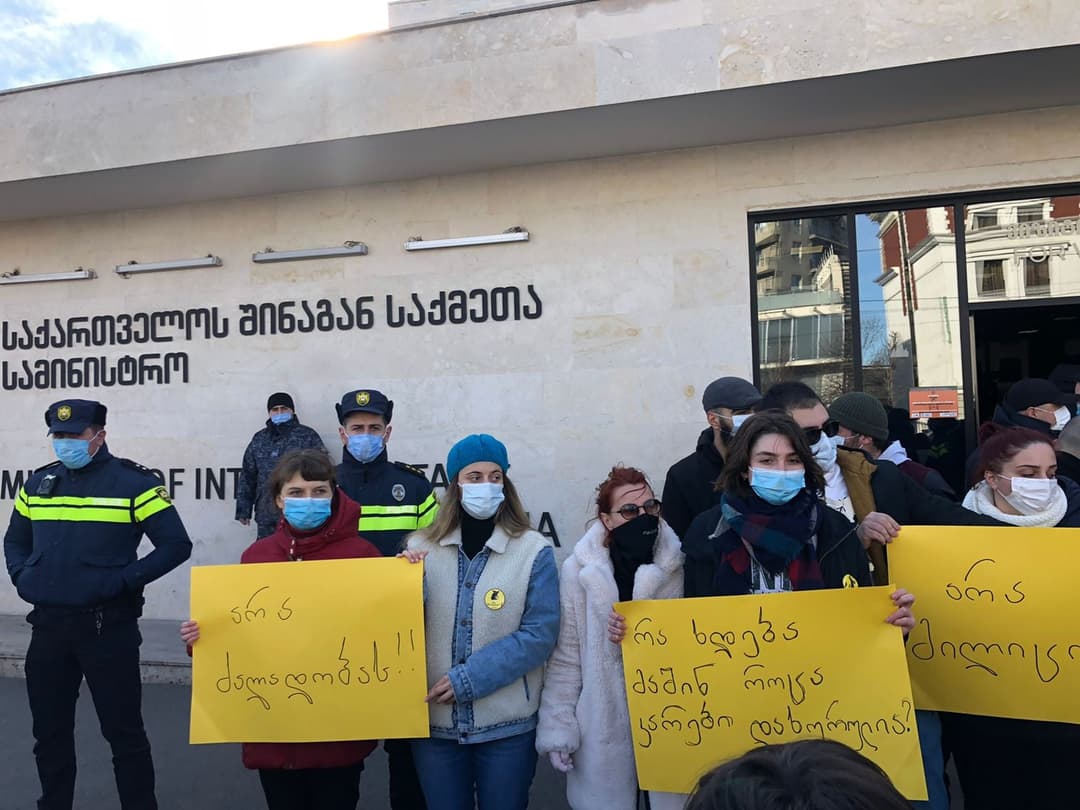 შსს-თან და “ქართული ოცნების“ ცენტრალურ ოფისთან საპროტესტო აქციები იმართება