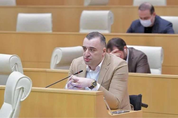 რატი იონათამიშვილი – ოპოზიციის ლოგიკით, სავსებით შესაძლებელია ორი ადამიანი შევიდეს სხდომათა დარბაზში და მიიღოს „გადაწყვეტილება“, რომ ერთი იყოს თავმჯდომარე, მეორე მოადგილე