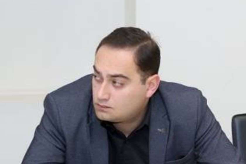ზურაბ ქადაგიძე – კეზერაშვილი ფინანსურ-კორპორაციული სქემებით ოპერირებს საქართველოში, სადაც პარტიებს, მედიებსა და პოლიტიკურ სუბიექტებს აფინანსებს, ერთ-ერთი ასეთი ინტერესია „ანტიკორუფციულ ბიურო“, რომელსაც ლევან ხაბეიშვილი ხელმძღვანელობს