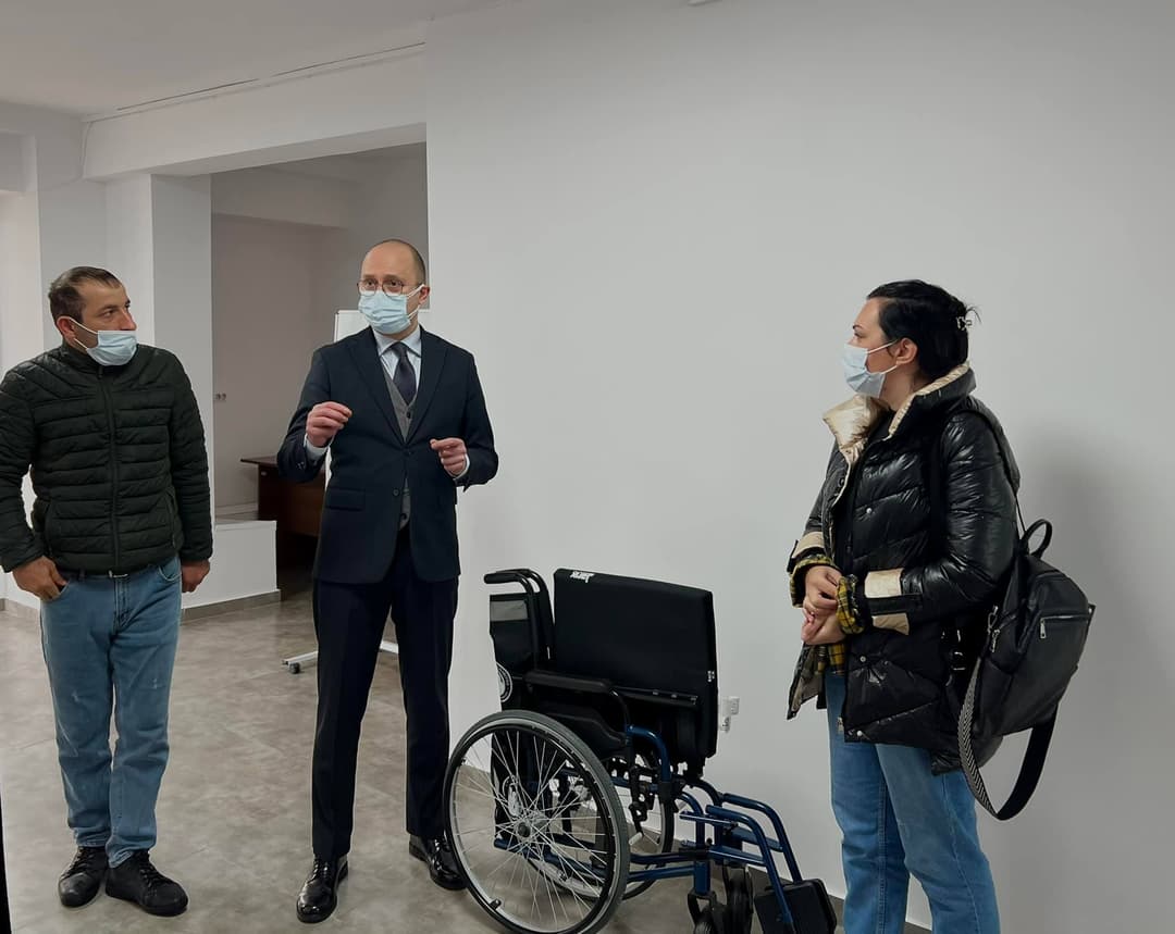 ლევან ჩაკვეტაძემ შშმ პირს ეტლი გადასცა