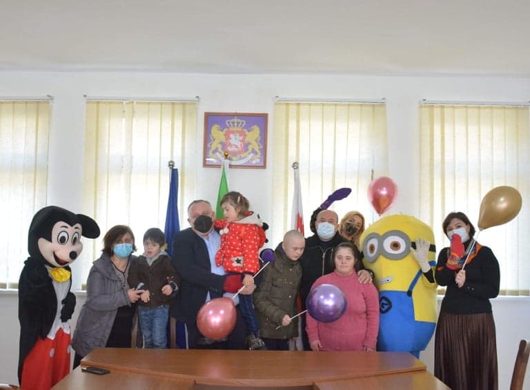 Frontnews image description