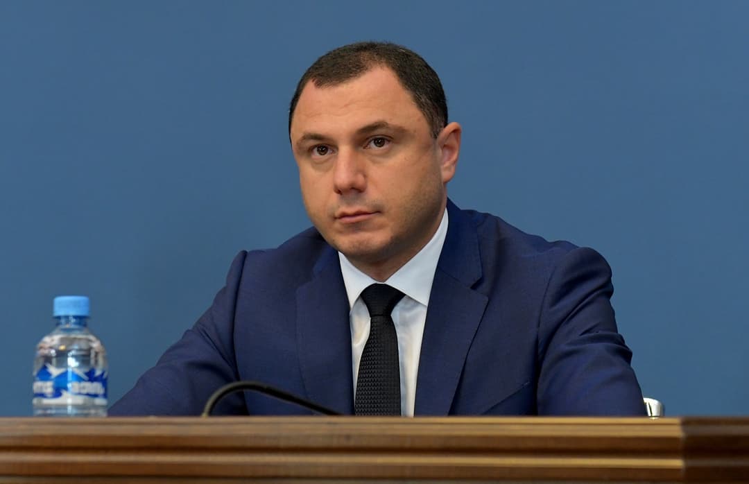 ზოგადსაგანმანათლებლო დაწესებულებების შენობებზე სახელმწიფო დროშა და გერბი განთავსდება