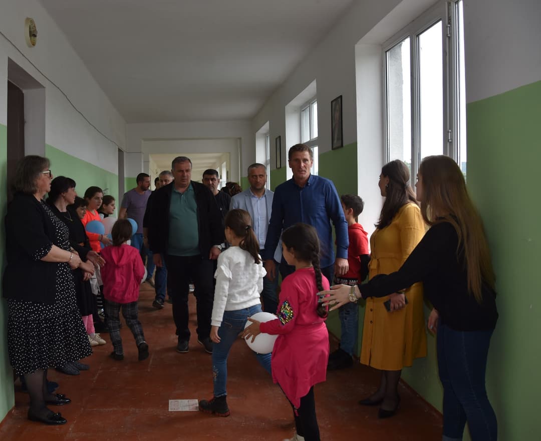 სოფელ რიონში სერგეი მესხის სახელობის საჯარო სკოლაში სპორტული დარბაზის სარეაბილიტაციო სამუშაოები დასრულდა