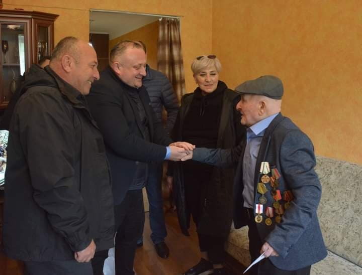 ჭიათურის მერმა მეორე მსოფლიო ომის ვეტერანს, 99 წლის შაქრო გაჩეჩილაძეს ფაშიზმზე გამარჯვების დღე მიულოცა
