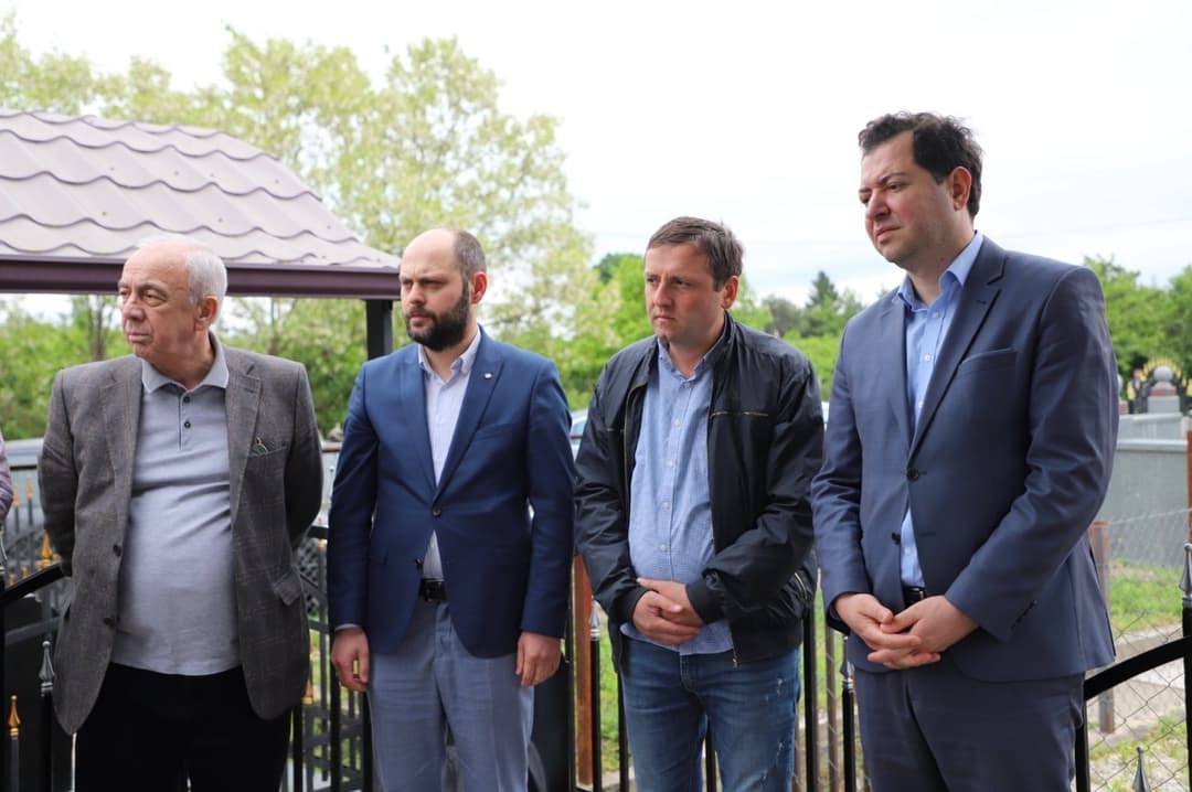 აფხაზეთის ა/რ-ის იძულებით გადაადგილებულ პირთა-დევნილთა მინისტრი გიგა ოთხოზორიას საფლავზე იმყოფებოდა