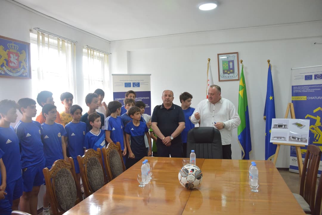 ჭიათურის მერიაში ბავშვთა და მოზარდთა საფეხბურთო სტადიონის რეაბილიტაციის პროექტის პრეზენტაცია გაიმართა