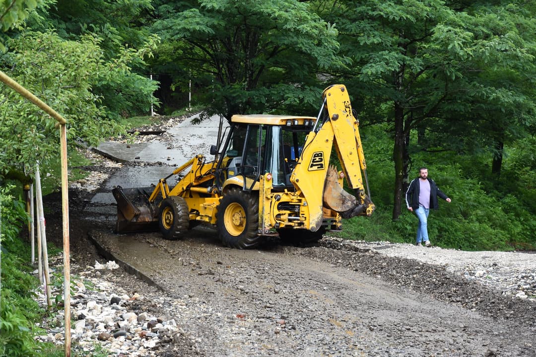 წყალტუბოს მუნიციპალიტეტის მაღალმთიან სოფლებში ძლიერი წვიმის გამო დაზიანებული გზები ინტენსიურად იწმინდება