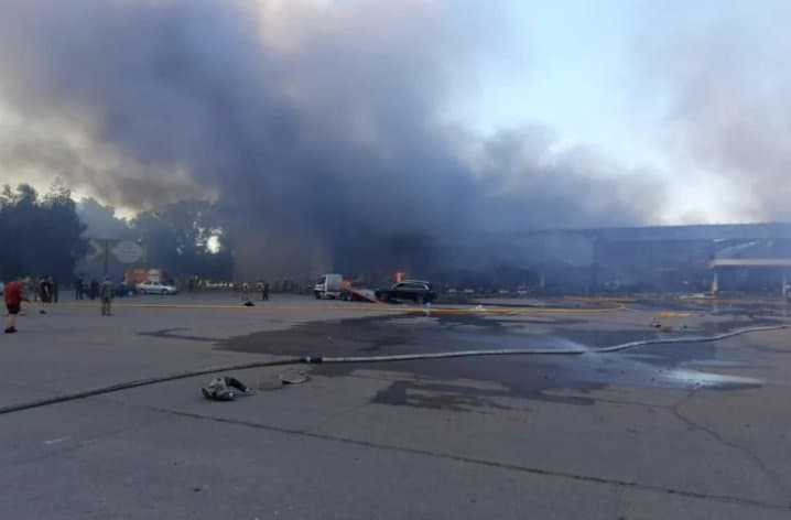 რუსი ოკუპანტების მიერ დაბომბილ კრემენჩუგის სავაჭრო ცენტრში ათი ადამიანის ცხედარია ნაპოვნი