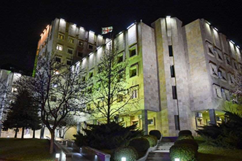 ძალადობის, ძარცვის, გამოძალვის, დამამცირებელი და არაადამიანური მოპყრობის ფაქტებზე ორ ბრალდებულს პატიმრობა შეეფარდა