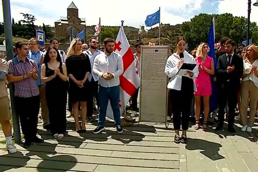 “მოვუწოდებთ ჩვენს თანატოლებს, არ გახდნენ იარაღი რომელიმე პოლიტიკური ჯგუფის ხელში, რაც საფრთხეს შეუქმნის ჩვენს ისტორიულ მომავალს”