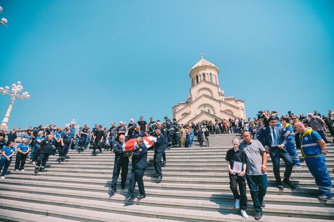 გუდაურში დაღუპული მფრინავები, მაშველები და ექიმები სამების ტაძრიდან გამოასვენეს