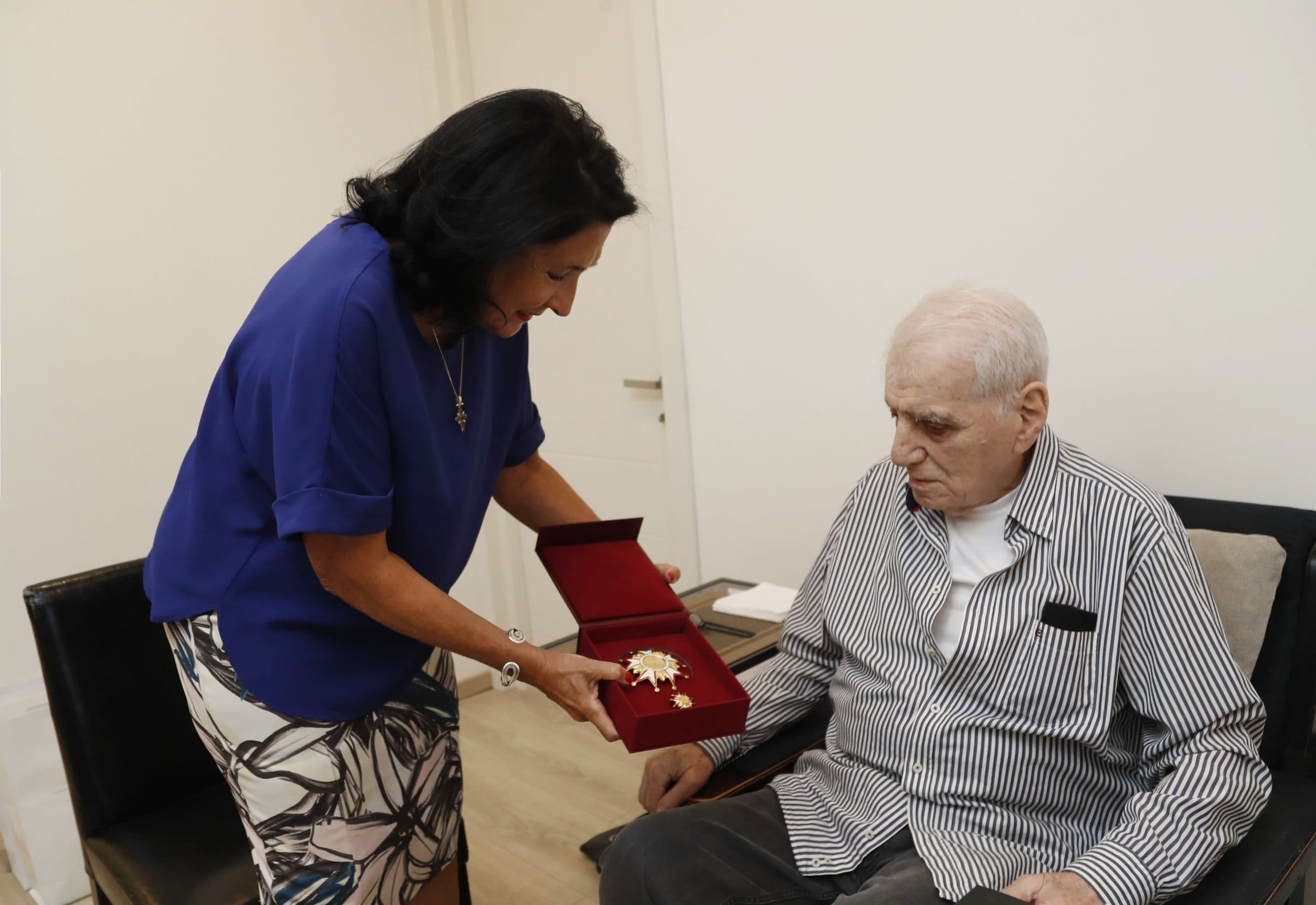 Frontnews image description