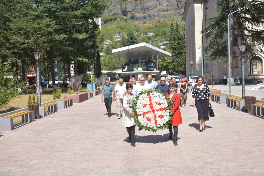 ჭიათურის მერმა 1924 წლის აჯანყებაში დაღუპული გმირების მემორიალი გვირგვინით შეამკო