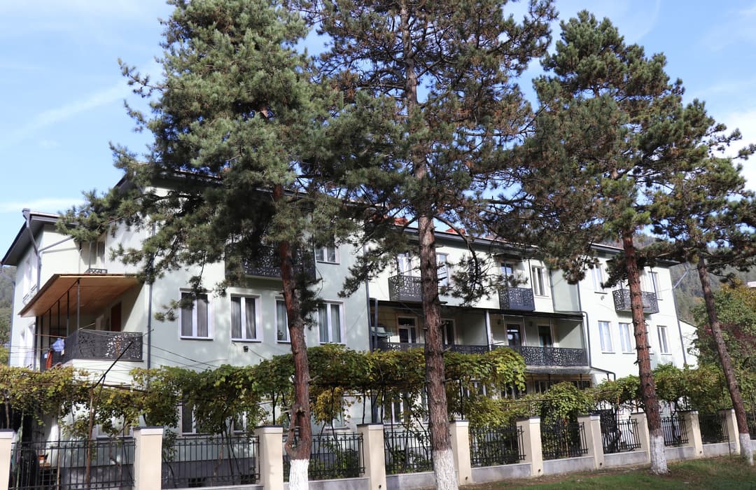 ბორჯომში, მესხეთის ქუჩაზე მრავალბინიანი საცხოვრებელი სახლის ფასადის და ღობის რეაბილიტაცია დასრულდა