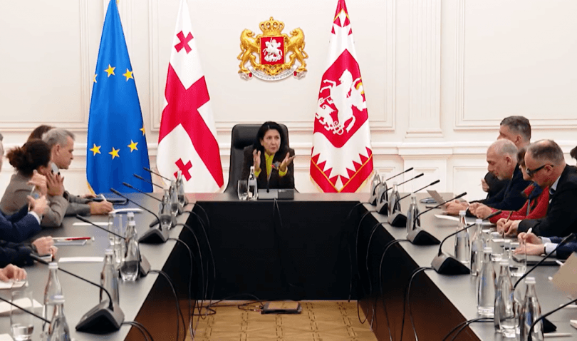 სალომე ზურაბიშვილი აშშ-ის და ევროკავშირის ქვეყნების ელჩებს შეხვდა