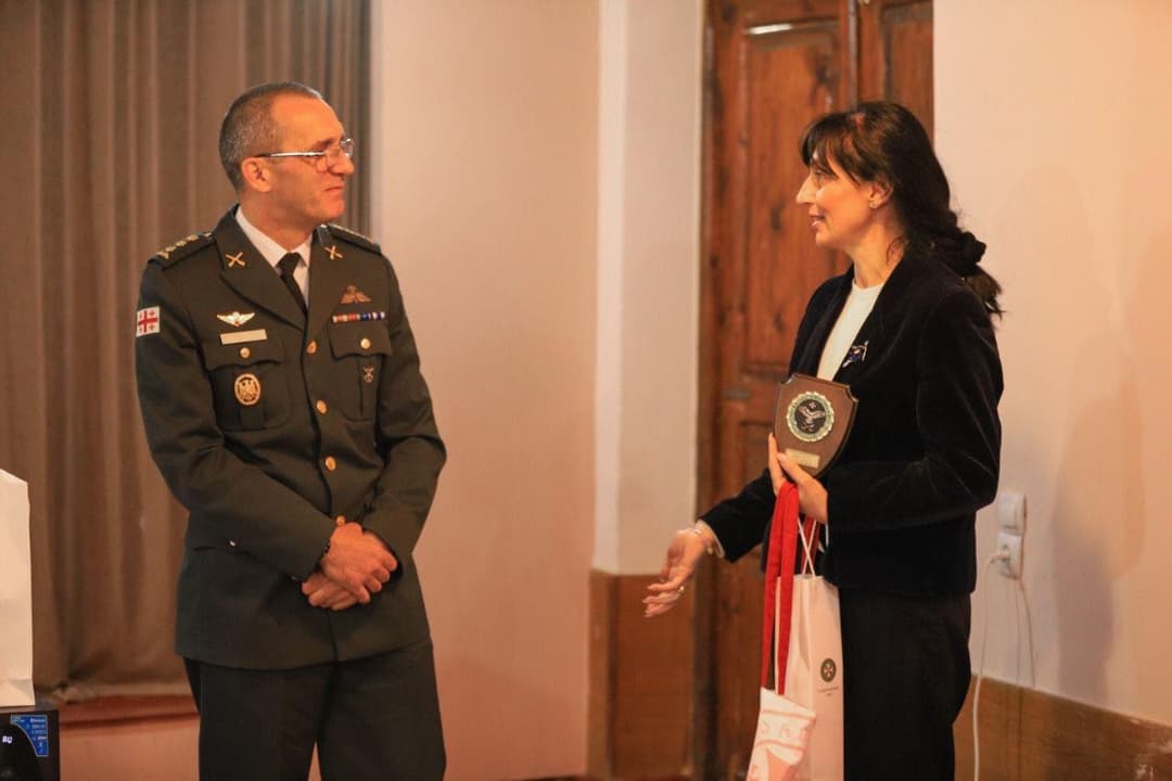 სამხედროები სურამის საჯარო სკოლის მოსწავლეებს შეხვდნენ