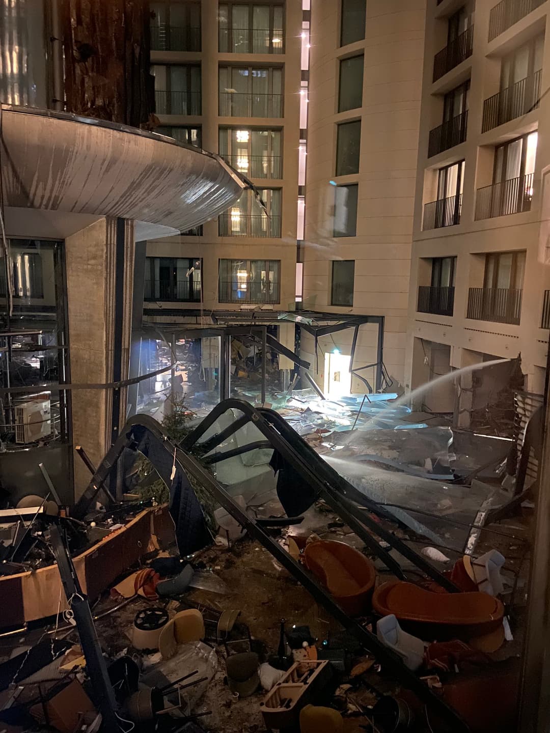 ბერლინში გიგანტური აკვარიუმი გასკდა