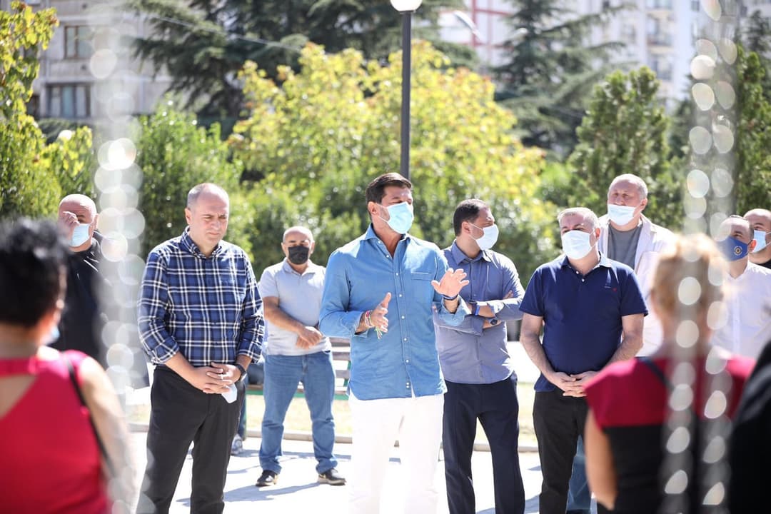 თბილისის მერობისა და ისნის მაჟორიტარობის კანდიდატები ვაზისუბანში ადგილობრივებს შეხვდნენ