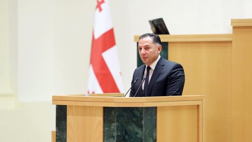 პარლამენტი მინისტრის საათის ფორმატში ვახტანგ გომელაურს მოუსმენს