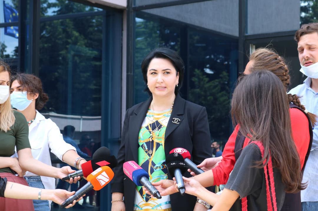 ეკა ბესელია – ირაკლი კობახიძის ჯანმრთელობის შესამოწმებლად ექსპერტიზის ხარჯებს ვანაზღაურებ, უნდა შემოწმდეს, რომ სამკურნალოდ უკრაინაში გავუშვათ